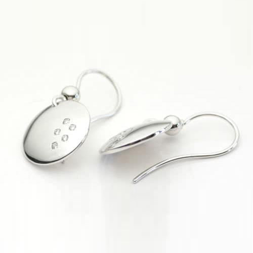 コスモス（宇宙）という名前をもったピアス。広大な宇宙空間にお手持ちのダイヤモンドやカラーストーンをあしらってあなた独自の宇宙をお作りいたします