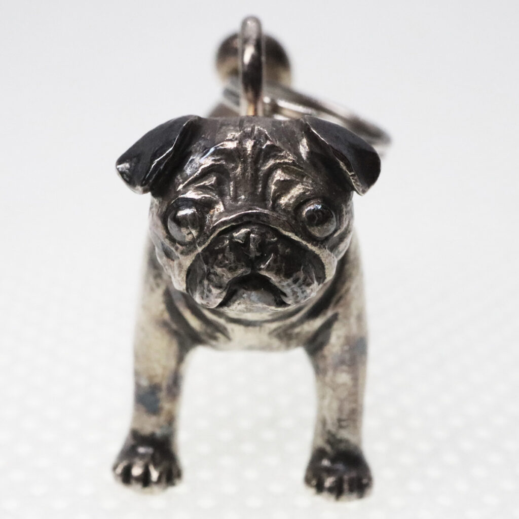 黒パグPETULAのペンダントヘッド