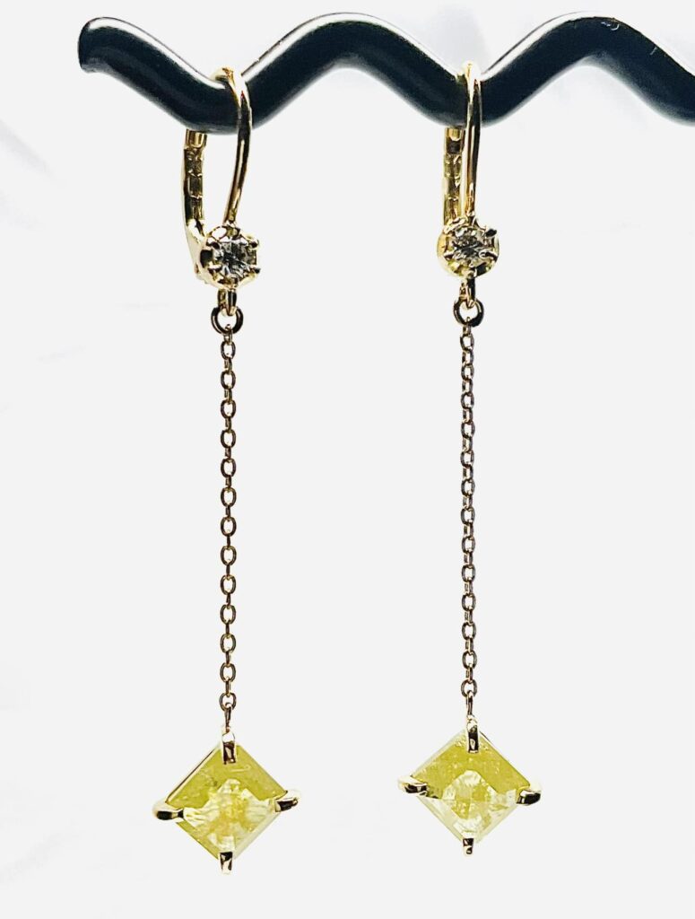 イエローダイヤモンドは、アニュージュアルダイヤモンドでは割と多く産出されますが、鮮やかな色彩のイエローダイヤモンドはとても華やかで美しいです