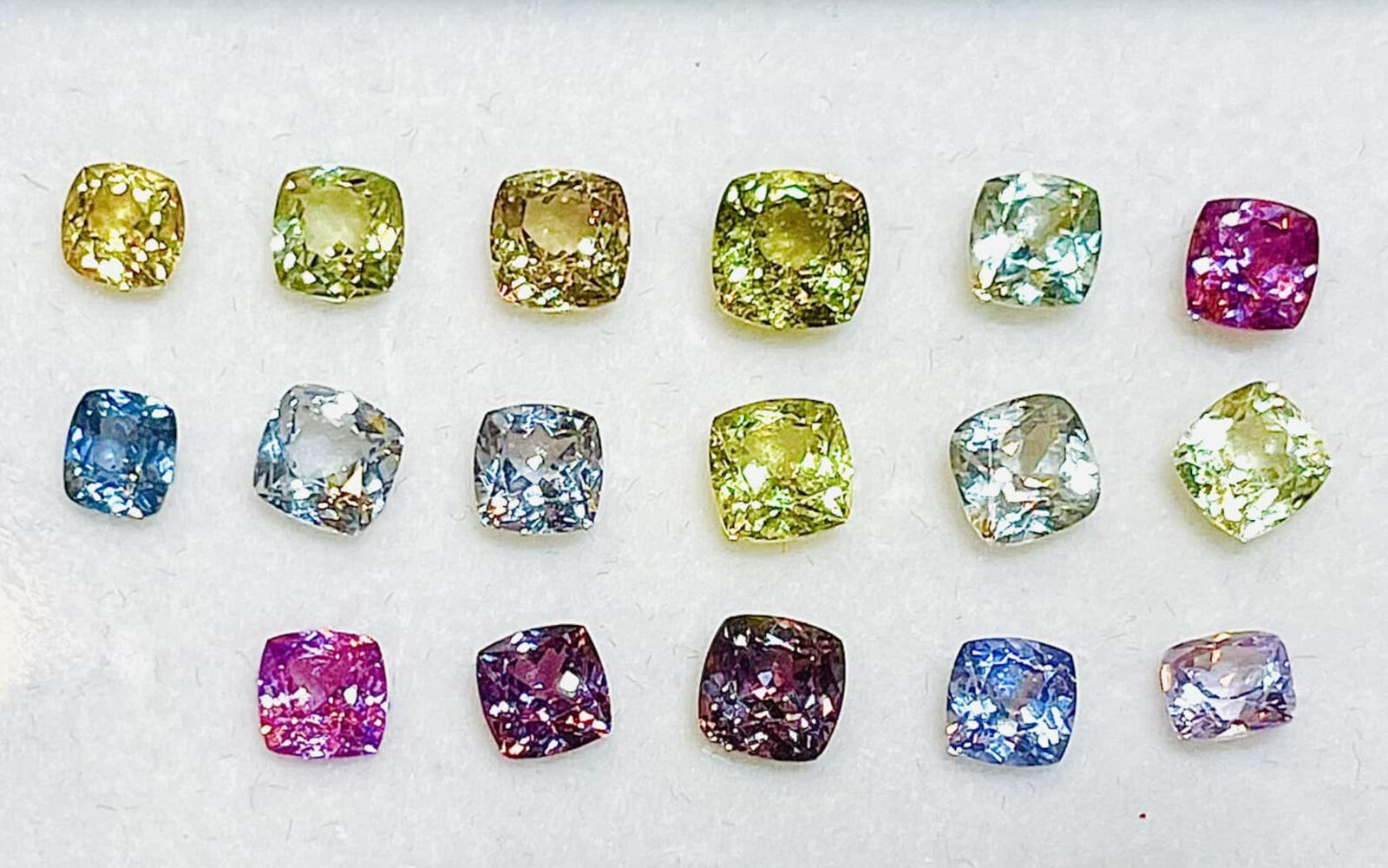 流通するかなり多くの真っ青なサファイアは加熱することでその色を出しています。こちらは本来の非加熱のままのサファイアです。