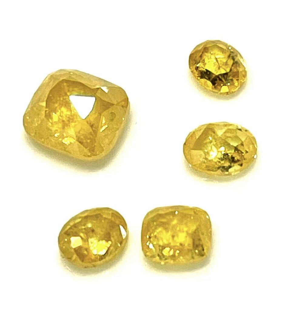 イエローダイヤモンドの数々。どれも美しいレモンのよう