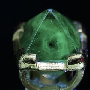 ダイヤモンド原石は、長波紫外線をあてると発色することがあり、この石は緑色に発色しました