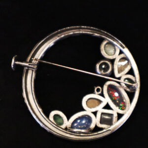 ブローチの裏側を見てください。留め具はアンティークスタイルのキャップ部分がスライドするタイプで丁寧に作られています。